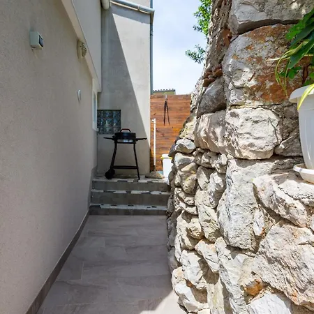 Valeria, بيت ضيافة مالي لوشينغْ